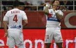 L'attaquant de Lyon Memphis Depay (d) buteur à Dijon en 34e journée de L1 le 20 avril 2018