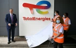 Patrick Pouyanné, PDG de Total (g), et des employés de Total dévoilent le nouveau logo TotalEnergies lors d'une cérémonie, à La Défense, dans la banlieue parisienne, le 28 mai 2021