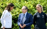 Le président de la Fédération française de football, Noël Le Graët, s'entretient avec la sélectionneuse de l'équipe de France, Corinne Diacre, sous le regard de la capitaine Amandine Henry, le 4 juin 2019 à Clairefontaine-en-Yvelines