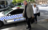 Le cardinal George Pell (au centre) dans une rue de Melbourne, le 14 fevrier 2019
