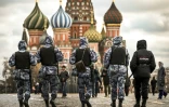 Des policiers et des membres de la Garde nationale en patrouille sur la place Rouge à Moscou, le 20 octobre 2021