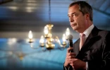 Nigel Farage, chef de l'UKIP, parti britanique qui milite pour la sortie de la Grande-Bretagne de l'UE, visite Volendam, aux Pays-Bas, le 4 avril 2016, deux jours avant le référendum