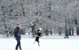 Un homme joue avec son chien, le 24 janvier 2021 dans un parc près de Londres