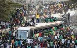 Des supporteurs accueillent les joueurs de football sénégalais, vainqueurs de la CAN, le 7 février 2022 à Dakar