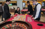 Des employés du casino Arkin Colony Hotel, à Kyrénia (Girne), dans l'autoproclamée République turque de Chypre-Nord, le 16 mars 2022