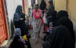La sage-femme Neha Mankani (c) arrive à sa clinique devant laquelle des femmes enceintes attendent, le 11 juin 2024 sur l'île de Baba, au Pakistan