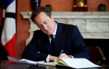 Le Premier ministre David Cameron signe le registre de condoléances le 17 novembre 2015 à l'ambassade de France à Londres
