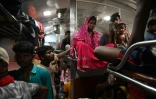 Des passagers dans un wagon du Coromandal Express, attendent le départ du train, à la gare de Shalimar, près Calcutta, le 7 juin 2023 en Inde