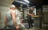 Michel Flamant (g) et Jérôme Aucant travaillent dans leur boulangerie, le 23 mars 2016 à Dole, dans le Jura