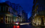 Une rue de la Havane, plongée dans l'obscurité lors d'une panne nationale d'électricité, le 19 octobre 2024