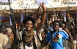 Capture d'écran d'une vidéo diffusée le 26 octobre 2025 sur le compte Telegram des Forces de soutien rapide (FSR), montre des paramilitaires brandissant des armes et célébrant dans les rues d'El-Facher, au Darfour dans l'ouest du Soudan
