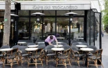 Un employé du "café du Trocadero" à Paris, nettoie les tables de la terrasse, le 11 mais 2021, une semaine avant la réouverture prévue des terrasses