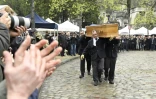Des personnes attendent au Père Lachaise pour les funérailles de Jacques Higelin, le 12 avril 2018 à Paris