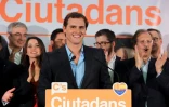 Le parti des Ciudadanos, Albert Rivera (C), célèbre la victoire de sa formation, le 27 septembre 2015 à Barcelone 
