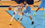 Nikola Jokic des Denver Nuggets face à Jonas Valanciunas des Memphis Grizzlies en NBA le 13 mars 2021 au FedExForum à  Memphis