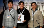 L'alpiniste sud-coréen Kim Chang-ho (centre), et ses camarades Ho Seok-mun (g) et Park Joung-yong (d) lors d'une remise de médaille à Grenoble, le 8 novembre 2017