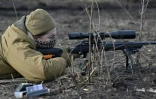 Une militaire de la 59e brigade des forces armées ukrainiennes tire sur une cible lors d'un entraînement de sniper dans la région de Donetsk, le 22 janvier 2025 en Ukraine