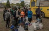 Des personnes évacuées de Vovtchansk attendent à un point d'enregistrement à Kharkiv, le 12 mai 2024 en Ukraine