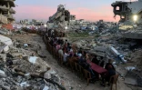 Repas de rupture du jeûne dans les ruines de Gaza-ville, au deuxième jour du ramadan le 2 mars 2025