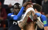 Le milieu français Blaise Matuidi console l'attaquant péruvien Paolo Guerrero après la victoire de la France, synonyme d'élimination du Mondial pour les Péruviens, le 21 juin 2018 Ekaterinbourg