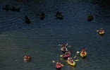 Des vacanciers en canoës et kayaks sur la rivière Ardèche près de Vallon-Pont-d'Arc, le 15 juillet 2025 en Ardèche