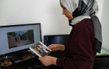 La Ouïghoure Nursimangul Abdureshid regarde une photo de sa famille restée en Chine, lors d'une interview avec l'AFP, le 12 mai 2022 à Istanbul, en Turquie
