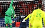 Le gardien du PSG Kevin Trapp sauve son équipe d'une claquette contre Nantes au Parc des Princes, le 19 novembre 2016