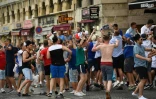 Des supporters anglais rassemblés dans le centre de Marseille le 10 juin 2016 à la veille du match opposant l'Angleterre et la Russie le 10 juin 2016