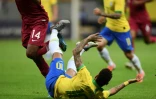 L'attaquant brésilien Neymar tombe lors du match amical Brésil-Qatar, le 5 juin 2019 à Brasilia