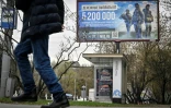 Une affiche faisant la promotion de contrats avec l'armée et promettant "5.200.000 roubles la première année" (environ 58.900 euros) le 14 avril 2026 à Moscou