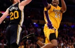 Kobe Bryant face à Gordon Hayward lors du match Lakers - Jazz, 13 avril 2016 à Los Angeles