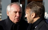 Le Premier ministre François Bayrou échange avec le président de la République Emmanuel Macron, le 7 janvier 2025 à Paris