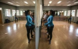 Des adultes apprennent la danse classique dans un studio de danse le 31 mai 2016 à Soweto