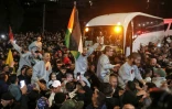 Une foule accueille les prisonniers palestiniens libérés par Israël à leur arrivée dans un bus de la Croix-Rouge internationale à Ramallah, en Cisjordanie occupée, le 30 janvier 2025