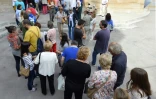Des personnes attendent pour voter aux élections régionales espagnoles, à Barcelone le 27 septembre 2015