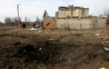 Un cratère formé par l'explosion d'une bombe guidée aérienne à Kramatorsk, dans la région de Donetsk, en Ukraine, le 6 mars 2025