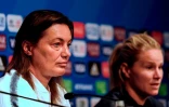 La sélectionneuse des Bleues Corinne Diacre et la milieu de terrain Amandine Henry, lors d'une conférence de presse au Parc des Princes, le 6 juin 2019