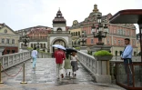 Des employés entrent dans le centre de données au style européen de l'entreprise technologique chinoise Huawei, situé dans la nouvelle zone de Guian, à Guiyang , dans la rovince du Guizhou, le 24 juillet 2026 dans le sud-ouest de la Chine