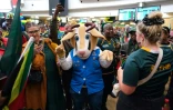 La mascotte de la sélection sud-africaine de rugby attend au milieu des supporters l'arrivée des Springboks champions du monde à l'aéroport de Johannesburg le 31 octobre 2023
