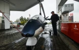 Le Tchèque Pavel Brezina fait le plein à une station-services avec sa "gyrodrive", un mini-hélicoptère qui peut prendre la route, près de Pribram, le 17 mai 2017 en République Tchèque