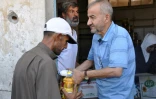 Des habitants de Deir Ezzor, en Syrie, reçoivent de l'aide alimentaire le 8 septembre 2017