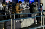 Des voyageurs en attente d'enregistrement sur la compagnie Delta Air Lindes, le 25 novembre 2020 à Los Angeles, en Californie
