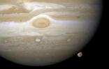 Image du télescope Hubble fournie par la Nasa, en décembre 2008, montrant Jupiter et sa lune Ganymède