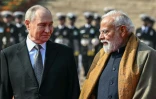 Le président russe Vladimir Poutine, à gauche, et le Premier ministre indien Narendra Modi, à sa droite, le 5 décembre 2025, à New Delhi, en Inde