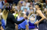 L'Américaine Serena Williams (g) salue la Russe Maria Sharapova qu'elle vient de battre au 1er tour de l'US Open 2019, à New York, le 26 août 2019