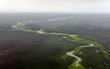 Vue aérienne de la rivière Pibor traversant le paysage entre les parcs nationaux de Boma et de Badingilo, le 4 février 2020, dans le sud du Soudan