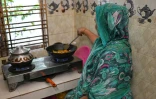 Nargis Begum cuisine à son domicile, le 12 août 2026 à Brahmanbaria, dans l'est du Bangladesh