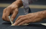 Une employée travaille dans l'atelier Tuffery à Florance dans le sud de la France le 26 juillet 2018