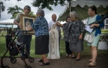 Des fidèles catholiques prient à Hagatna sur l'île de Guam le 13 août 2017