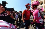 Le Britannique Geraint Thomas (g) en discussion avec Primoz Roglic avant le départ de la 21e et dernière étape, le 28 mai 2023 à Rome